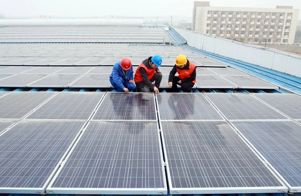 Inspectores Chinos Examinan Paneles Solares Una Planta Energía Solar Jiashan — Foto de Stock