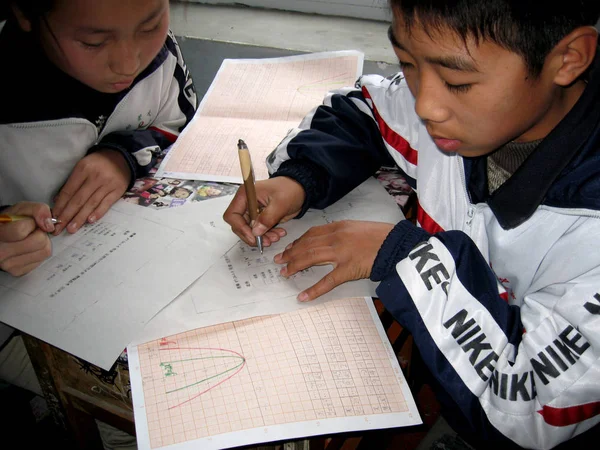 Čínští Studenti Cvičovali Kvadratickou Funkci Matematice Juniorské Střední Škole Jilin — Stock fotografie