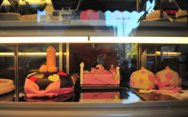 セックスをテーマにしたケーキは 2014年1月8日 中国北東部の浙陽市にあるハッピーサヴのパン屋で販売されています — ストック写真