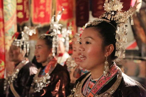 Женщины Дун Этнического Меньшинства Поют Мероприятии Деревне Мейлинь Саньцзян Дун — стоковое фото