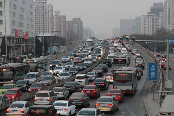 Massas Veículos Movem Lentamente Engarrafamento Uma Estrada Pequim China Janeiro — Fotografia de Stock