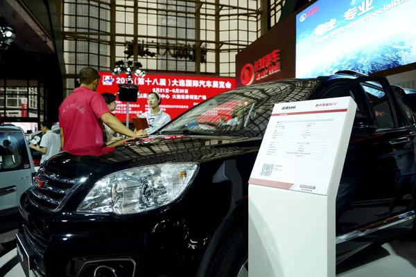 Visitors Look Haval Suvs Great Wall Motors Auto Show Dalian — Stock Photo, Image