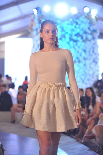 Modelo Muestra Una Nueva Creación Desfile Moda Alan Cross Durante — Foto de Stock