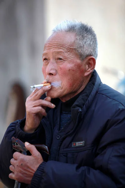 Chino Fuma Una Carretera Ciudad Nantong Provincia Chinas Jiangsu Diciembre —  Fotos de Stock