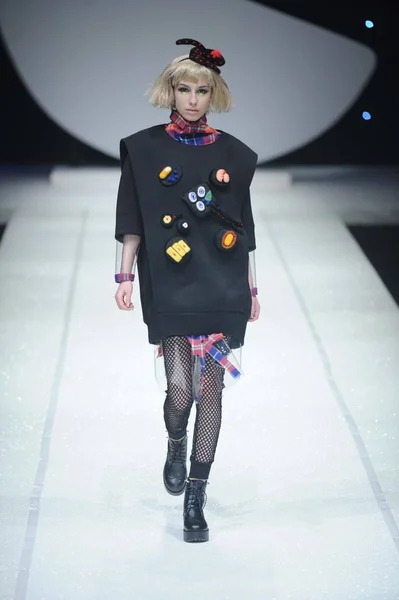 モデルは中国ファッション週秋 2014 中国の北京で 2014 日中に Crz コレクションのファッションショーで新しい創造を表示します — ストック写真