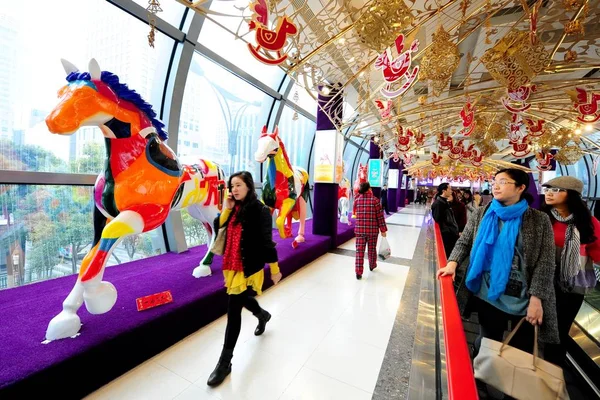 Clientes Chineses Passam Por Decorações Forma Cavalo Para Ano Novo — Fotografia de Stock