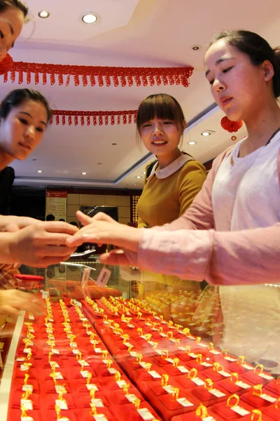Ügyfelek Üzlet Arany Díszek Egy Ékszerbolt Ganyu Megyében Kelet Chinas — Stock Fotó