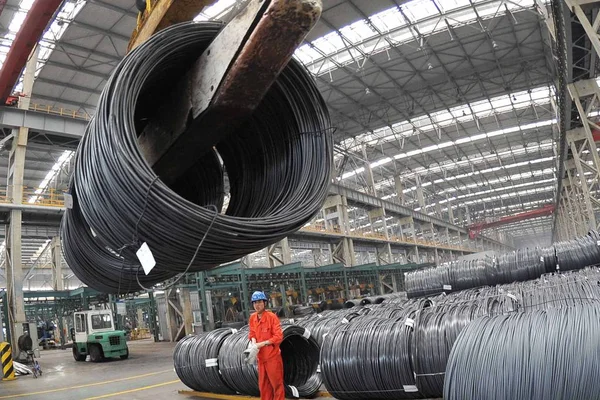 Een Chinese Arbeider Staat Naast Spiraalvormige Stalen Staven Een Fabriek — Stockfoto
