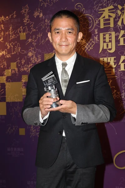 Actor Hong Kong Tony Leung Chiu Wai Posa Con Trofeo — Foto de Stock