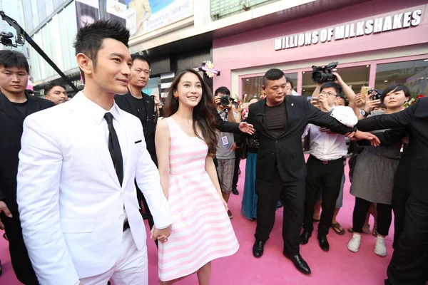 中国俳優黄暁明 左と香港女優ガール フレンド アンジェラベイビー 2014 日に開会式を新しいミルク シェーク店の何百万のため 上海でミルクセーキを送り届けますと手をつないでください — ストック写真