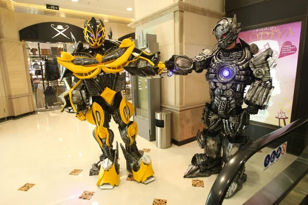 Két Előadóművész Öltözött Transformers Jelmezek Jelentenek Során Promóciós Kampány Transformers — Stock Fotó