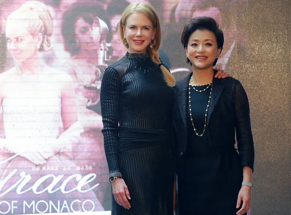 Australiska Skådespelerskan Nicole Kidman Vänster Poserar Med Kinesiska Värdinna Yang — Stockfoto