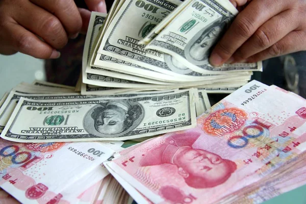 Китайский Клерк Считает Доллар Сша Юань Юань Банкноты Банке Городе — стоковое фото