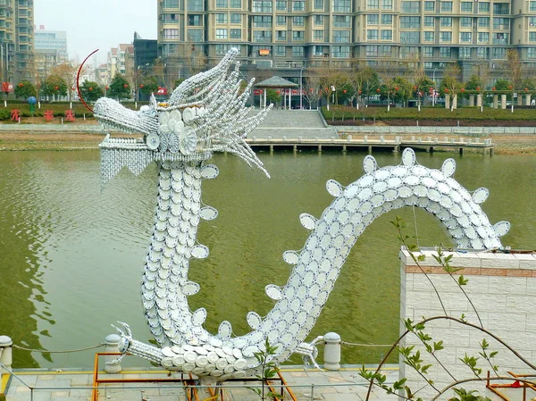 2014年1月11日 中国江苏省东部南京市楚河上 用10000块蓝白瓷制品制成的龙 — 图库照片