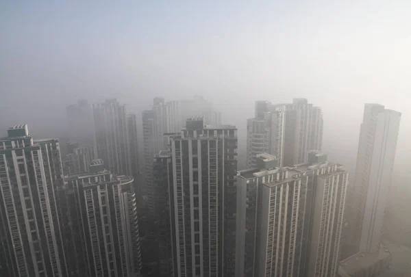 Edificios Residenciales Apartamentos Gran Altura Ven Vagamente Fuerte Smog Huaian —  Fotos de Stock