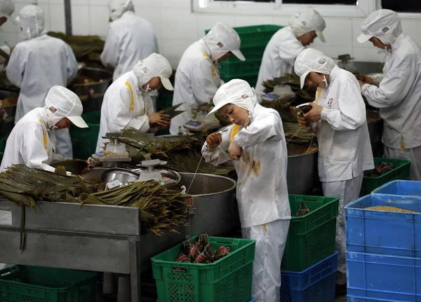 Chinesische Arbeiter Machen Reisknödel Zongzi Für Das Drachenbootfest Oder Duanwu — Stockfoto