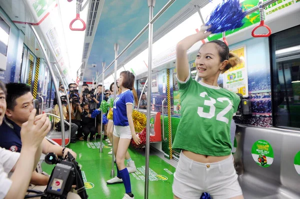 Jeunes Pom Pom Girls Chinoises Dansent Bord Train Spécial Ligne — Photo