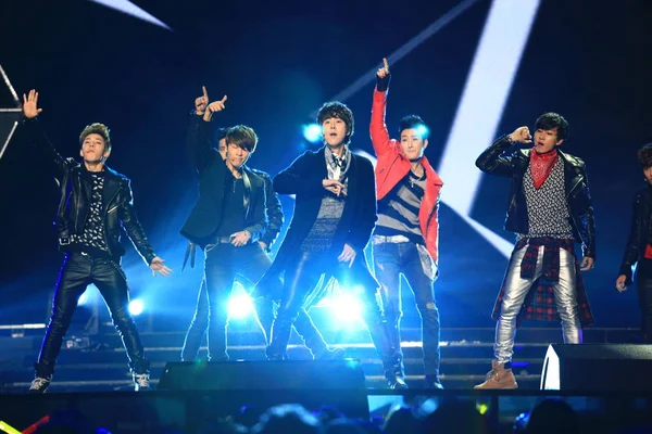 Dél Koreai Pop Csoport Super Junior Végrehajtása Során 2014 Dragon — Stock Fotó