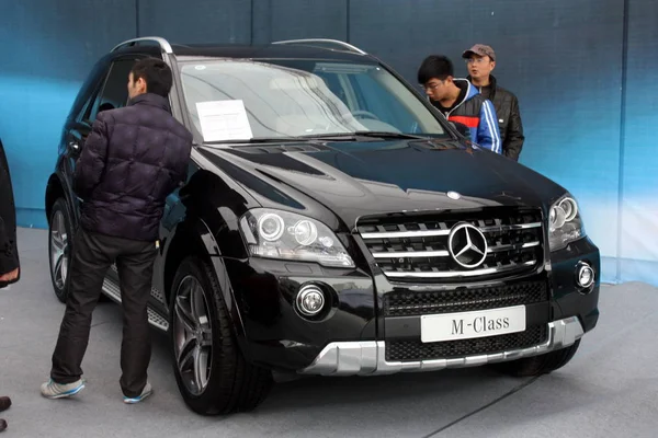 Visitors Look Mercedes Benz Class Auto Exhibition Chongqing China June — Stock Photo, Image