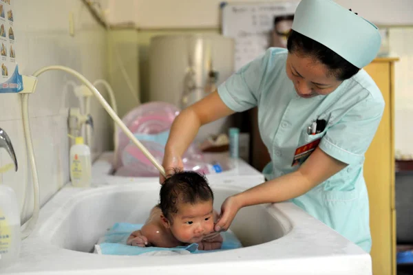 Китайская Медсестра Купает Новорожденного Ребенка Больнице Округе Цупин Провинция Восточный — стоковое фото