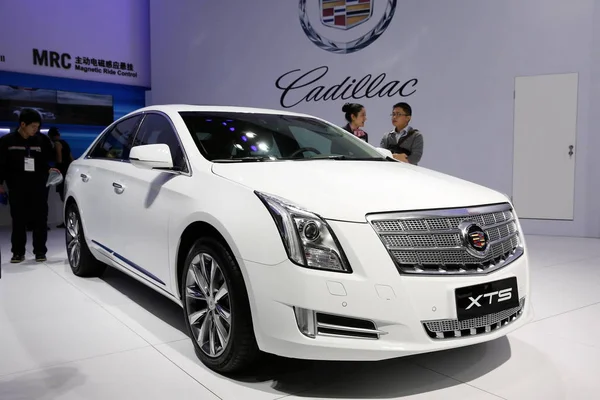 Visitante Conversa Com Funcionário Lado Cadillac Xts General Motors Durante — Fotografia de Stock
