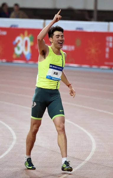 2014年5月18日 在中国上海举行的2014上海伊亚夫钻石联赛会议上 谢文军在男子 110 000 栏比赛中夺冠后庆祝 — 图库照片