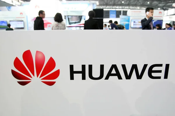 Gente Visita Stand Huawei Durante Una Exposición Shanghai China Enero — Foto de Stock