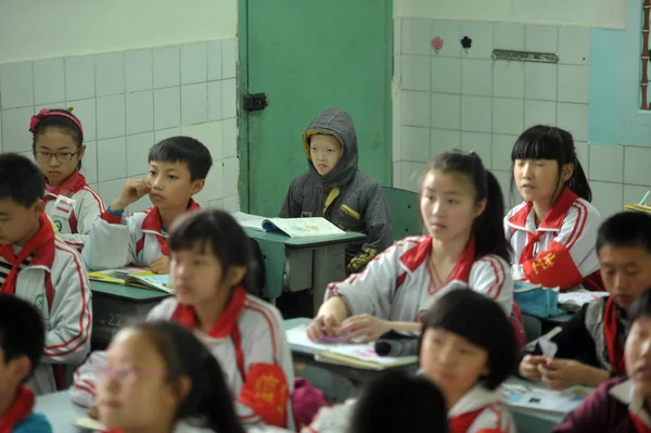 Liu Liangchen Volta Que Envolve Com Filme Conservante Por Causa — Fotografia de Stock