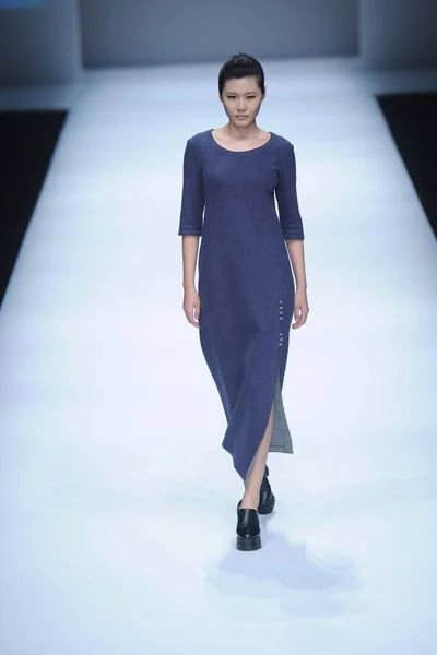 モデルは 中国ファッション週秋 2014 中国の北京で 2014 日の間に中国デザイナー リアン恵慶 Lianvis リアン恵慶コレクションのファッションショーで新しい創造を表示します — ストック写真