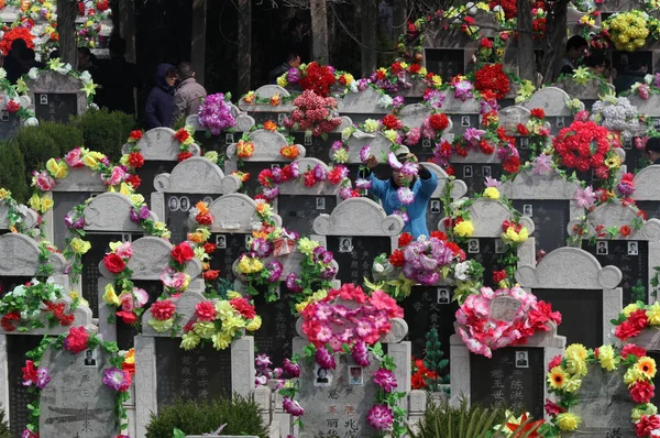 Женщина Украшает Могилу Своего Покойного Родственника Цветами Кладбище День Зачистки — стоковое фото