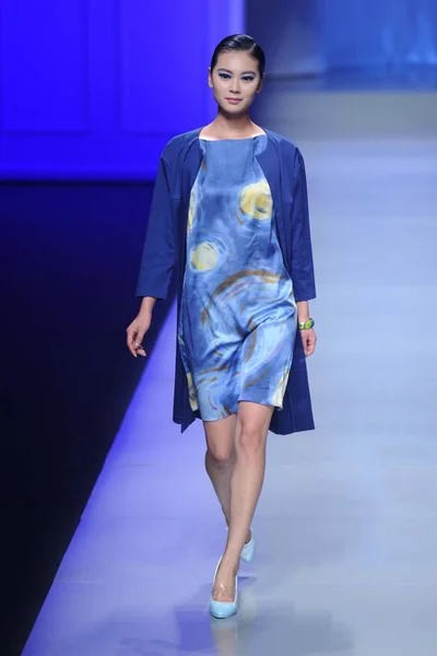 モデルは 中国ファッション週秋 2014 中国の北京で 2014 ハンボ カップ国際若手ファッション デザイナー作品コンクールで新しい創造を表示します — ストック写真