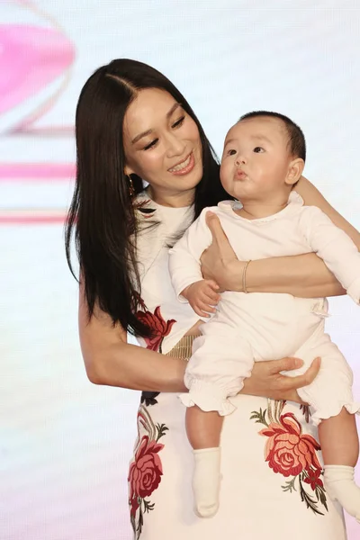 Καναδέζα Ηθοποιός Christy Chung Κρατά Ένα Μωρό Κατά Διάρκεια Έναs — Φωτογραφία Αρχείου