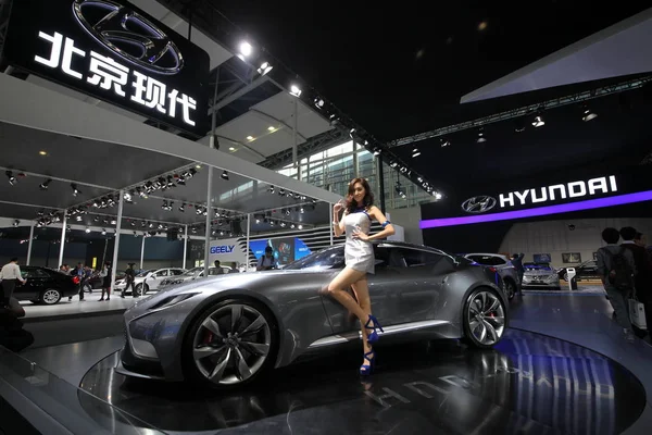 Model Představuje Koncept Hyundai Hnd Čína Guangzhou Mezinárodní Automobilové Výstavy — Stock fotografie