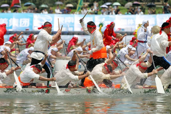 Les Participants Participent Une Course Bateaux Dragons Sur Une Rivière — Photo