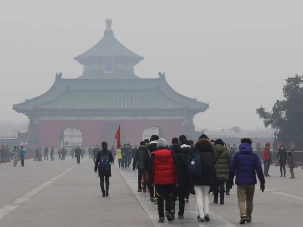 Los Visitantes Caminan Templo Del Cielo Con Niebla Pesada Beijing — Foto de Stock