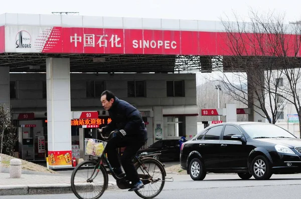 File Kerékpáros Túrák Múltban Benzinkút Sinopec Qingdao Városban Kelet Chinas — Stock Fotó