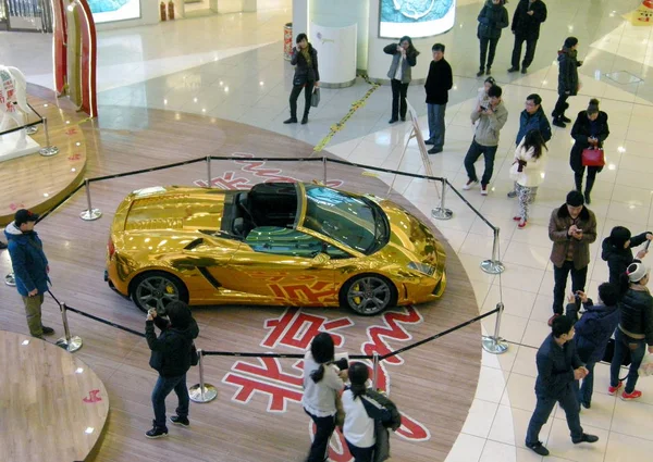 Los Compradores Miran Toman Fotos Coche Deportivo Lamborghini Convertible Oro — Foto de Stock