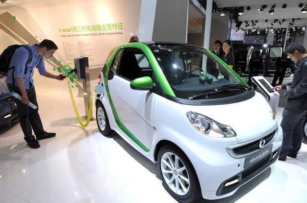 Los Visitantes Observan Automóvil Eléctrico Inteligente Durante 13ª Exposición Internacional — Foto de Stock