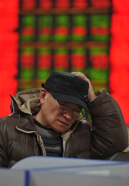 Chiński Inwestor Patrzy Martwi Się Jak Wygląda Cenach Akcji Czerwony — Zdjęcie stockowe