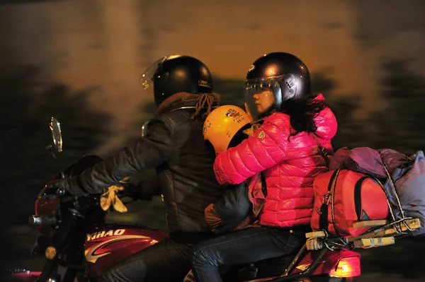 Sebuah Keluarga Imigran Tionghoa Mengendarai Sepeda Motor Jalan Untuk Pulang — Stok Foto