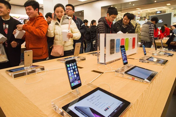 Κινέζοι Πελάτες Περπατούν Πάνω Από Iphone Και Smartphones Για Πώληση — Φωτογραφία Αρχείου