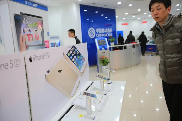 Egy Kínai Ügyfél Néz Lte Iphone Okostelefonok Apple Egy Ága — Stock Fotó