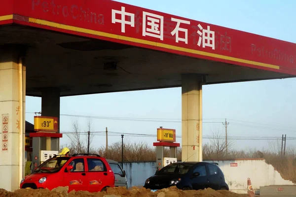 Los Vehículos Están Siendo Repostados Una Gasolinera Petrochina Una Subsidiaria —  Fotos de Stock