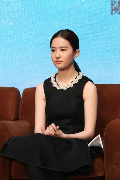 2014年3月26日 中国女星刘一飞在中国上海举行的新片拍摄仪式上合影 — 图库照片
