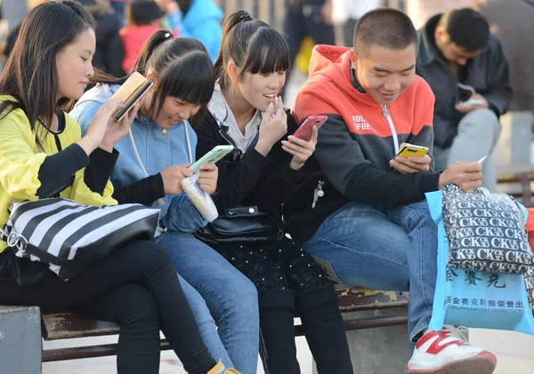 Chinesen Surfen Mit Ihren Smartphones Internet Der Stadt Taiyuan Der — Stockfoto