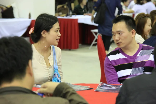 未婚の若い人たちはテーブルの周りに座るし 2014 上海で大規模なマッチメイ キング イベントで話 — ストック写真