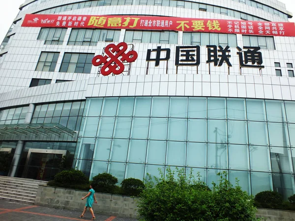 Een Voetganger Wandelingen Verleden Een Tak Van China Unicom Chongqing — Stockfoto
