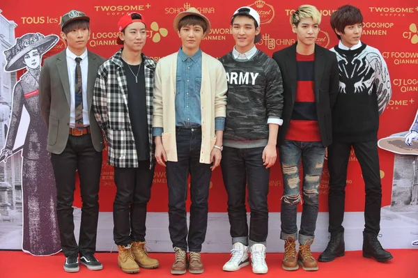 Miembros Del Grupo Pop Chino Coreano Timez Posan Mientras Llegan —  Fotos de Stock