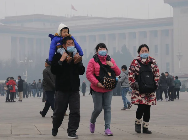 Toeristen Die Gezichtsmaskers Dragen Bezoeken Het Tiananmen Plein Heavy Smog — Stockfoto