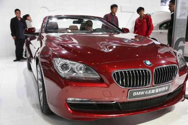 Los Visitantes Observan Automóvil Deportivo Bmw Serie Durante Una Exposición — Foto de Stock